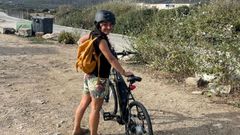 Noelia Rodr�guez probando una bicicleta el�ctrica con el fin de poner en marcha para el a�o pr�ximo su servicio tur�stico 