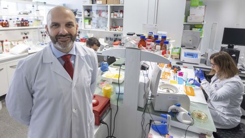 Rodolfo Gómez, en primer plano, dirige en Galicia el equipo en el IDIS de Santiago
