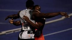 Abrazo entre ambos atletas en una prueba celebrada en Jamaica recientemente.