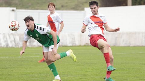 Jairo Campo persigue el bal�n en un lance del encuentro ante el Mi�o.