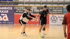 Edu Jab�, que regresa tras haber sido padre, da un pase en un entrenamiento.