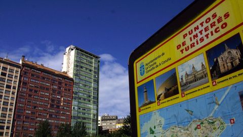 Torre Esmeralda, en la plaza de la Palloza.