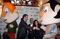 El presidente gallego, Alberto N��ez Feijoo, saluda a uno de los personajes de Os Bolechas.