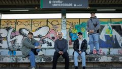 Los estudiantes de la UDC Brais G�mez, Manuel M�guez, �lex Torreiro y Miguel Trigas en el apeadero de Elvi�a