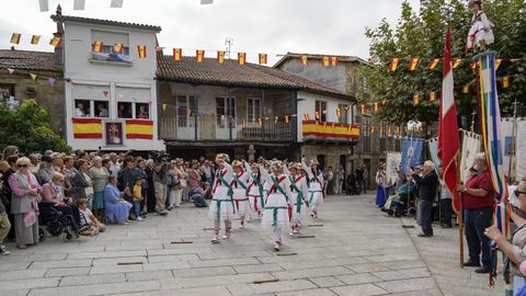 Momento en el que los danzantes de Vilanova dos Infantes entran en la plaza al paso de  a Redonda , el primer movimiento de su baile gremial.