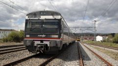 El tren Ponferrada-Ourense que se averi�, despu�s de ser remolcado hasta la estaci�n de Canaval (Sober)