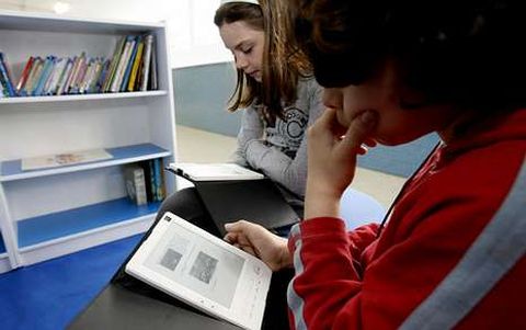 La introduccin del libro electrnico en las bibliotecas escolares busca fomentar la lectura.