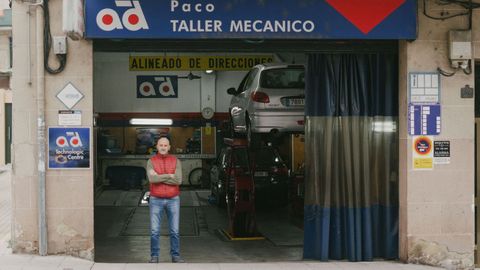 Eladio Lamas Carams, frente al negocio Talleres Paco en la avenida de Zamora