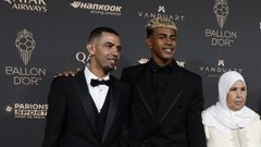 Lamine Yamal, en el centro, junto a su padre, Mounir Nasraoui y su abuela Ftima