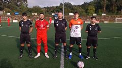 El capit&aacute;n del Uni&oacute;n y el del Abanqueiro con los &aacute;rbitros antes del derbi en el Manuel Vilas