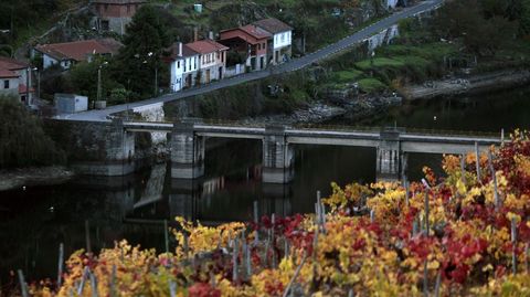 Las casas de la orilla chantadina de Belesar y el puente que une los dos lados de este pueblo