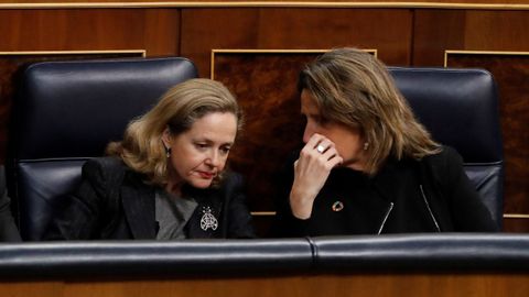 La vicepresidenta tercera del Gobierno y ministra de Asuntos Econ�micos, Nadia Calvi�o (i), conversa con la vicepresidenta cuarta y ministra para Transici�n Ecol�gica y Reto Demogr�fico, Teresa Ribera.