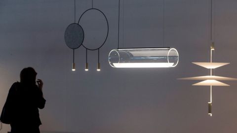 Una persona visita la exposici�n �El mejor dise�o del mundo� perteneciente a la Barcelona Design Week 2018, que se inicia en la capital catalana, y que ofrecer� m�s de un centenar de actividades repartidas por toda la ciudad, entre ellas la dedicada al mejor dise�o del a�o