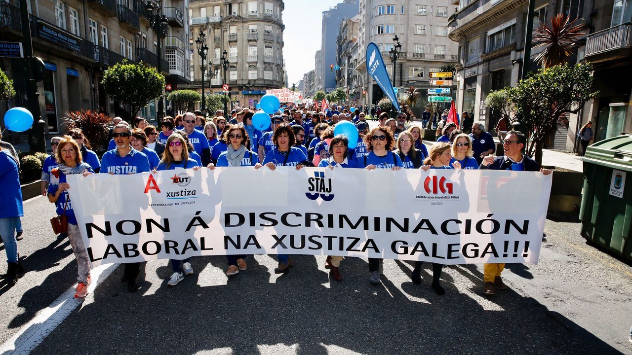 Miles de personas se manifiestan en el centro de Vigo por el 1 de mayo