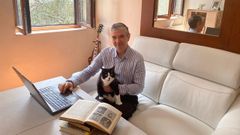 El escritor Juanjo Lamelas, en su casa en la capital