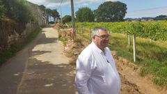 El alcalde, David Castro, en un camino en Ribadumia