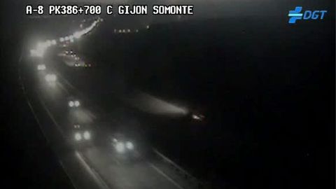 Tr�fico de primera hora de la ma�ana en las proximidades de la salida de la A-8 a Trema�es y Somonte