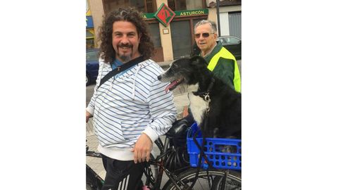  Raffa Fernández y su perra Neska, en bicicleta