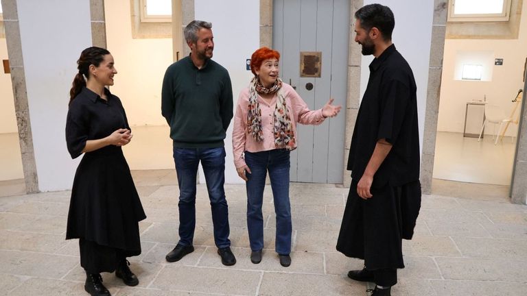 Rub�n Arroxo y Maite Ferreiro, en el centro, presentaron el ciclo este martes con miembros del grupo Glovo