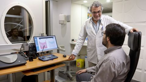 Un usuario en una revisi�n auditiva con Jos� Caballero, director de O�dos Digitales