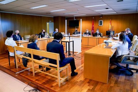 El pequeo Nicols, de blanco, sentado en el banquillo de los acusados en la Audiencia Provincial de Madrid