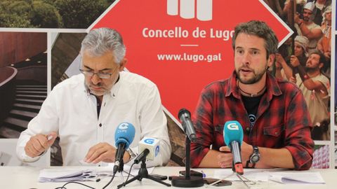 Rubén Arroxo junto a Miguel Fernández en una comparecencia