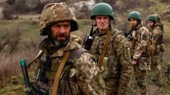 Reclutas ucranianos, junto a un instructor extranjero, durante un entrenamiento en la regi�n de Donetsk, en Ucrania