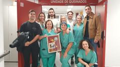 Los brigadistas de Castromaior heridos en el incendio de Barreiros regresaron a la Unidad de Quemados del Chuac para visitar a los sanitarios que los atendieron