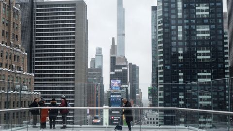 Varias personas, en la terraza de uno de los edificios de Times Square, en Nueva York.