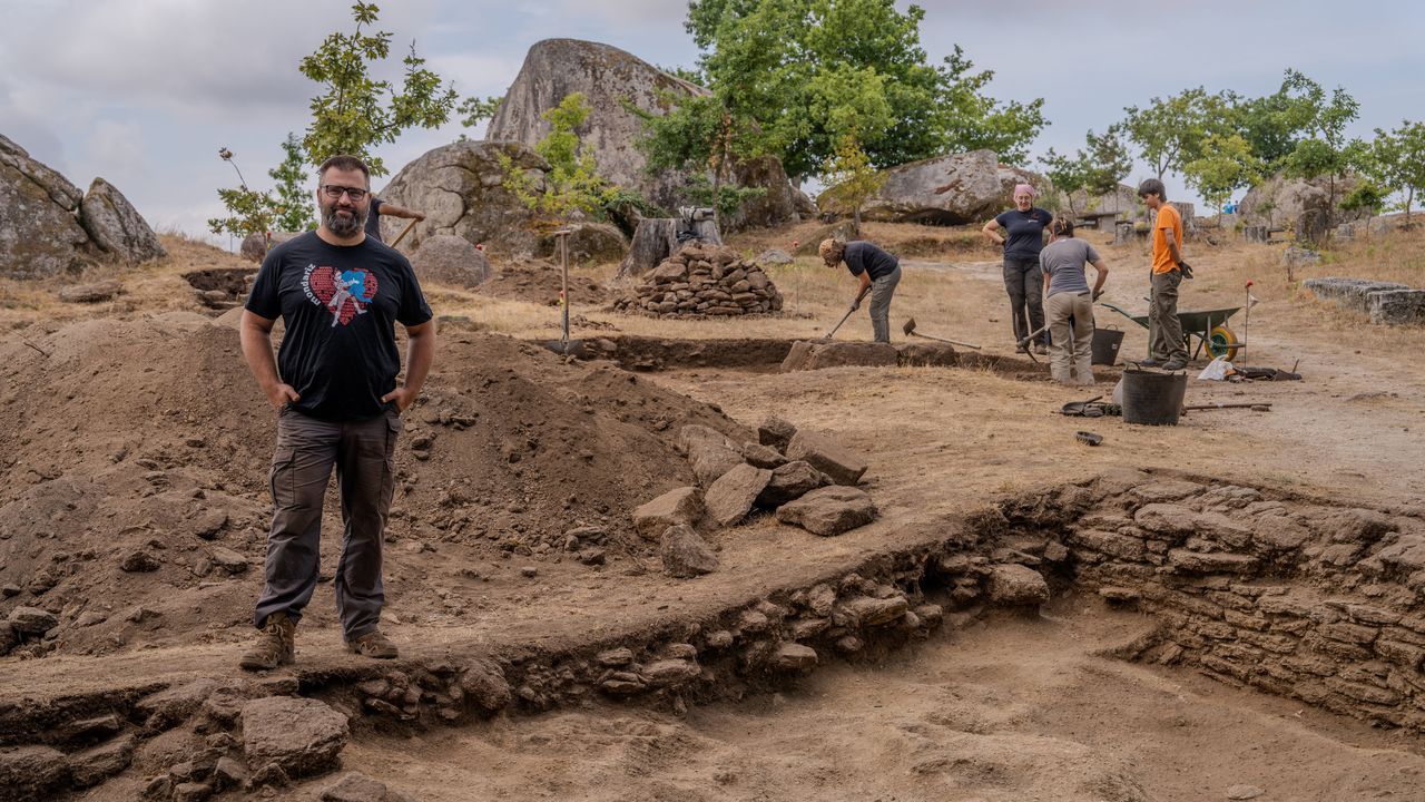 Hallan un segundo edificio en el centro de poder medieval del Tea y Caselas