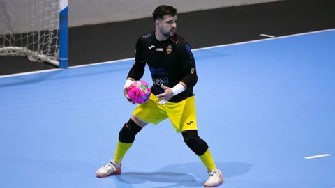 El meta portugu�s Jo�o Silva abandona la disciplina burelense despu�s de media temporada. 