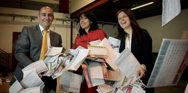 <span lang= es-es >El sorteo</span>. Roberto Go�i Petit, gerente del Consello Regulador de la Denominaci�n de Origen de O Ribeiro, Inma Bernal, directora de M�rketing del Grupo Louzao y Marta Varela de M�rketing de La Voz.