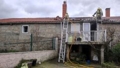 Bomberos del parque comarcal de Chantada trabajando en la extinci�n del incendio