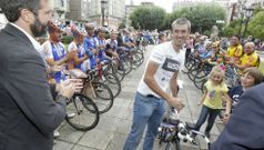 Gustavo lleg� a Ravella montado en su bicicleta de contrarreloj entre un pasillo de honor sobre dos ruedas. 