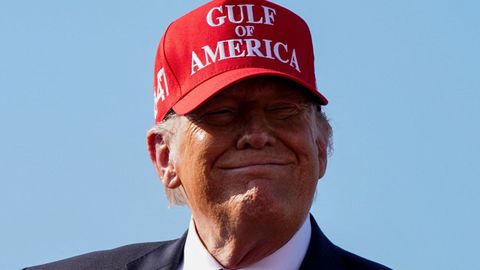 El presidente de Estados Unidos, Donald Trump, pronuncia un discurso en el puerto de Corpus Christi, Texas.