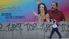 Un hombre pasa junto a un mural de Daniel Ortega y su esposa, Rosario Murillo, en Managua