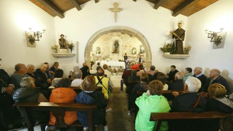 La capilla de San Roque estuvo llena durante la misa�oficiada a las 10 de la ma�ana por Rom�n Escourido y Suso �lvarez; la lluvia impidi� que hubiese procesi�n