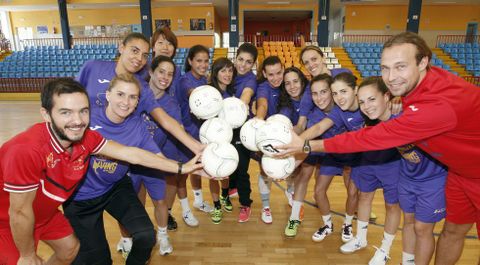 La plantilla y el cuerpo t�cnico del Burela FSF posaron para La Voz durante su �ltimo entrenamiento en Vista Alegre antes de la ida de la Supercopa de Espa�a. 