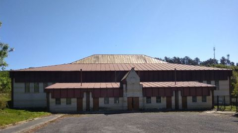 Vista exterior del polideportivo de Bveda