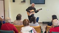 El artista, durante su actuacin en la residencia de mayores de Ortigueira