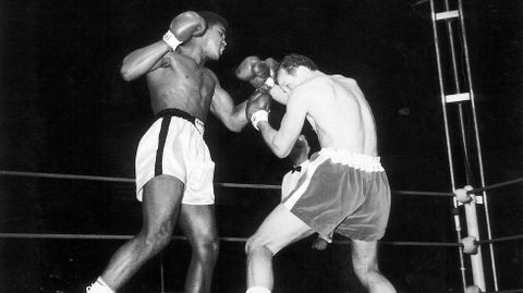 Otra imagen de una pelea con Henry Cooper.