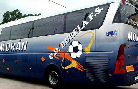 Imagen del autob�s personalizado que traslada a los dos principales equipos del Burela-Pescados Rub�n.