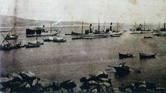 Imagen de Corrubedo, con barcos de vapor fondeados en la d&aacute;rsena