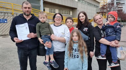 Ivn con su familia, a la salida de la Comisara de Polica de Ourense, donde tramit la documentacin requerida para permanecer en Espaa