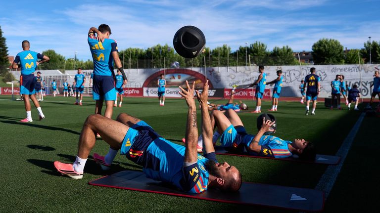 Borja Iglesias, en la imagen durante un entrenamiento, podr�a partir desde el banquillo,. 