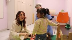 Carolina Iglesias, en compa��a de una ni�a, durante una visita a las instalaciones de la�Federaci�n de Asociaci�ns de Persoas Xordas de Galicia
