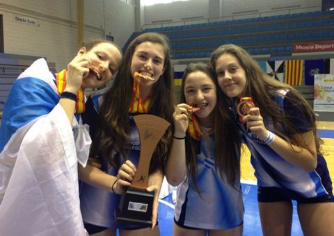 Las jugadoras monfortinas de la selecci�n gallega posan con las medallas de bronce del torneo nacional