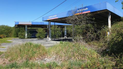 Gasolinera cerrada en Santaballa (Vilalba), junto a la carretera LU-861