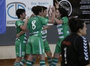 La pi�a de las jugadoras verdiblancas celebran uno de sus goles de ayer en Os Remedios. 