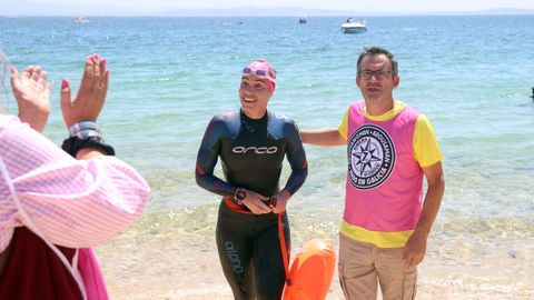 Llegada de participantes en la traves�a a nado  Arousaman que nadan por el da�o cerebral adquirido DCA